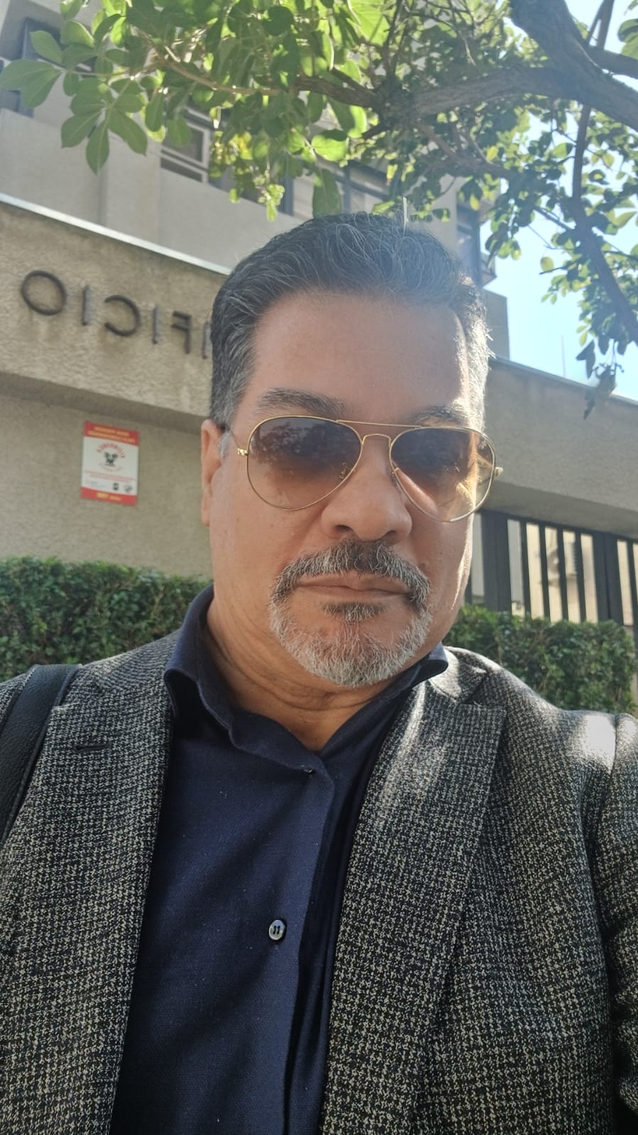 Head Teacher Sou licenciado em Matemática/Ciências pela UNIFAI (1983) e bacharel em Administração de Empresas pela FECAP (1989). Concluí minha pós-graduação em Comércio Exterior também na FECAP, em 1991. Em 1996, obtive certificação em Inglês pela Cambridge University Press/TKT, o que me habilita a ensinar o idioma em qualquer lugar do mundo. Meus objetivos são crescer continuamente e contribuir para a construção de uma sociedade melhor. Ao longo da minha trajetória, realizei transformações significativas na vida de muitas pessoas por meio do ensino da língua inglesa. Tenho especial interesse em trabalhar com profissionais que buscam aprimorar seu nível de inglês, fortalecendo suas carreiras. Minha rede de contatos envolve empresários, gestores e profissionais que atuam em níveis estratégicos e táticos. Entre minhas principais habilidades, destaco o domínio de técnicas de aprendizado e de coaching, aplicadas de forma prática e motivadora.