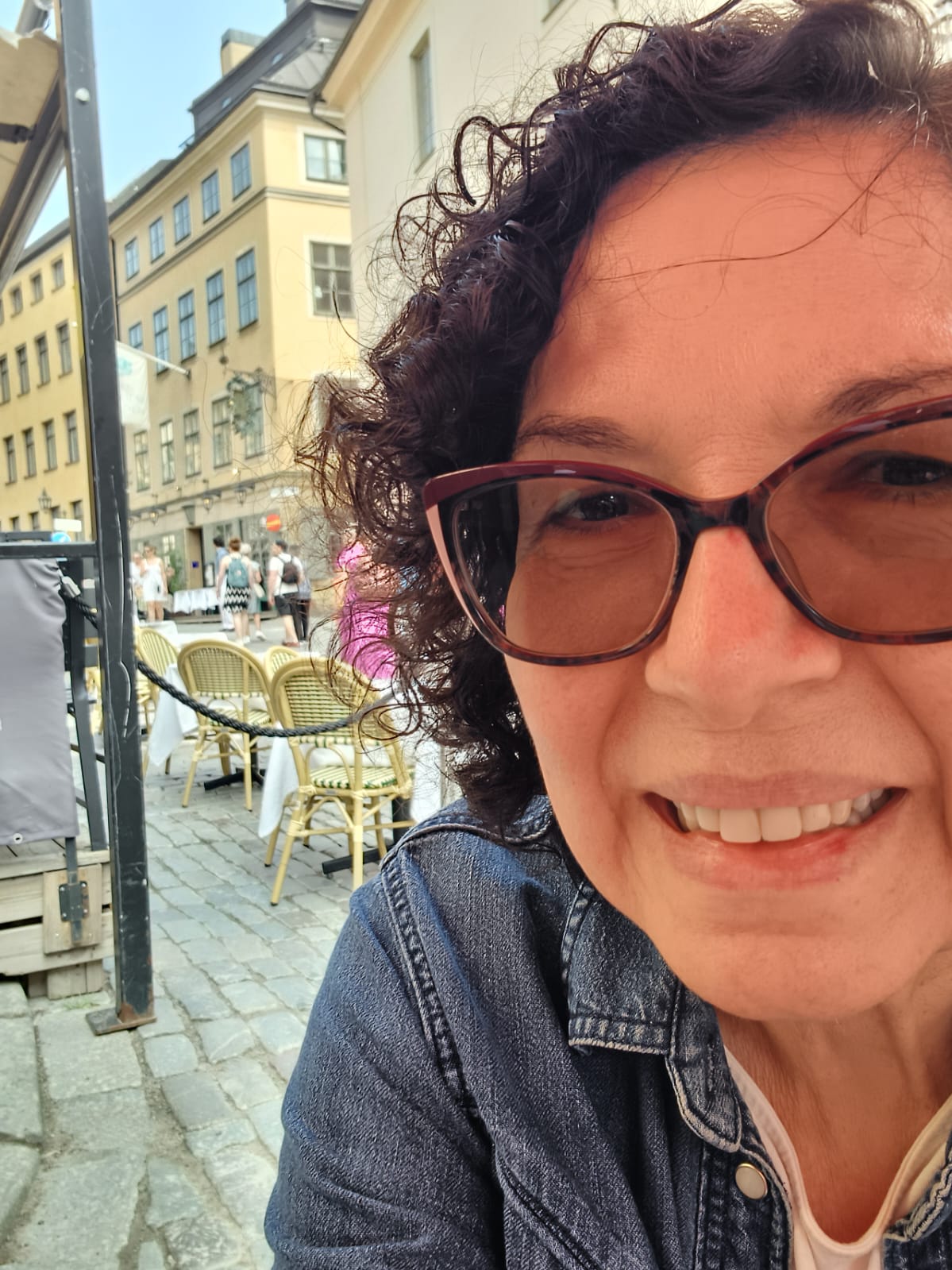 Sou formada em Letras (Português e Inglês) e em Pedagogia, com especialização em Língua Inglesa e Tradução e em Ensino e Aprendizagem na Educação de Jovens e Adultos. Sou autora de livros de Inglês para o Ensino Médio e Inglês Instrumental para Hotelaria. Leciono desde 1987 e trabalho com EAD desde 2004, tendo atuado como conteudista de cursos online.