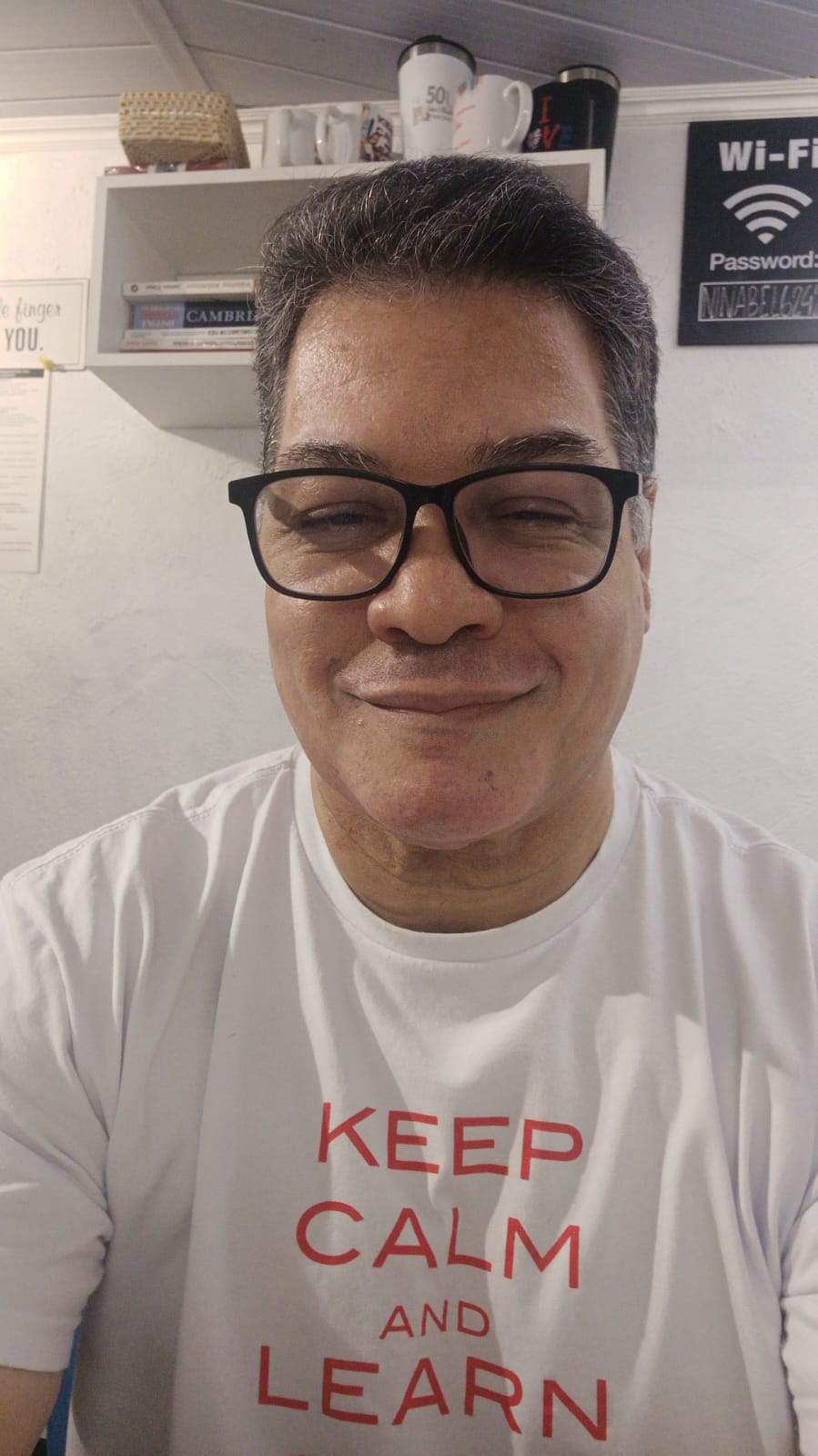 Head Teacher Sou licenciado em Matemática/Ciências pela UNIFAI (1983) e bacharel em Administração de Empresas pela FECAP (1989). Concluí minha pós-graduação em Comércio Exterior também na FECAP, em 1991. Em 1996, obtive certificação em Inglês pela Cambridge University Press/TKT, o que me habilita a ensinar o idioma em qualquer lugar do mundo. Meus objetivos são crescer continuamente e contribuir para a construção de uma sociedade melhor. Ao longo da minha trajetória, realizei transformações significativas na vida de muitas pessoas por meio do ensino da língua inglesa. Tenho especial interesse em trabalhar com profissionais que buscam aprimorar seu nível de inglês, fortalecendo suas carreiras. Minha rede de contatos envolve empresários, gestores e profissionais que atuam em níveis estratégicos e táticos. Entre minhas principais habilidades, destaco o domínio de técnicas de aprendizado e de coaching, aplicadas de forma prática e motivadora.